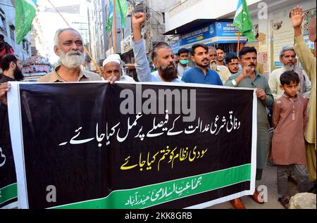 Aktivisten von Jamat-e-Islami (JI) halten am Freitag, den 25. November 2022, im Presseclub Hyderabad Protestdemonstration gegen Bankinteressen ab. Stockfoto