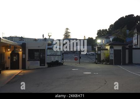 Der Eingang zum East Gate im San Quentin State Prison, Donnerstag, 24. November 2022, in San Quentin, Kalif. Stockfoto