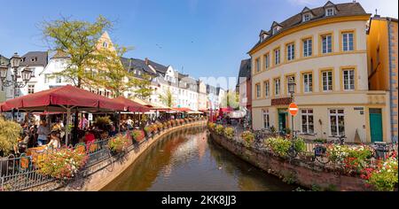 Saarburg, Deutschland - 28. August 2018: Zentrum von Saarburg, Deutschland mit einem Bach in der Mitte. Stockfoto