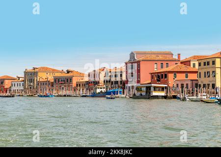 Venedig, Italien - 1. Juli 2021: Fährstation Venier mit historischen alten Häusern in Venedig, Italien. Stockfoto