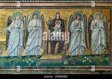 Ravenna, Italien - 15. Oktober 2021: Das Innere der Basilika San Vitale, die wichtige Beispiele der frühen christlich-byzantinischen Kunst und Architektur bietet. Stockfoto