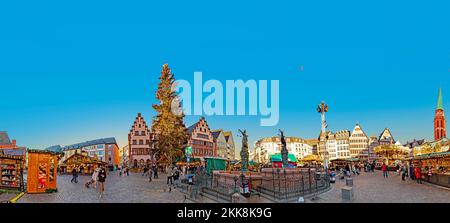 Frankfurt, Deutschland - 20. Dezember 2021: Malerischer Blick auf den weihnachtsmarkt am römer-Platz in Frankfurt. Stockfoto