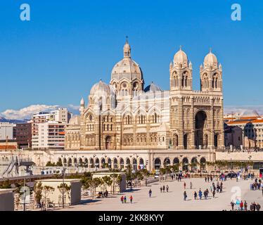 Marseille, Frankreich - 5. April 2015 : die Menschen besuchen die romanische Kathedrale in Marseille. Marseille wurde zur Kulturhauptstadt Europas ernannt. Stockfoto