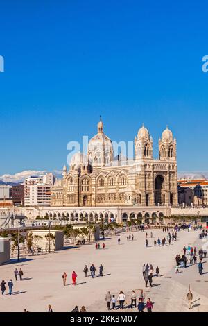 Marseille, Frankreich - 5. April 2015 : die Menschen besuchen die romanische Kathedrale in Marseille. Marseille wurde zur Kulturhauptstadt Europas ernannt. Stockfoto