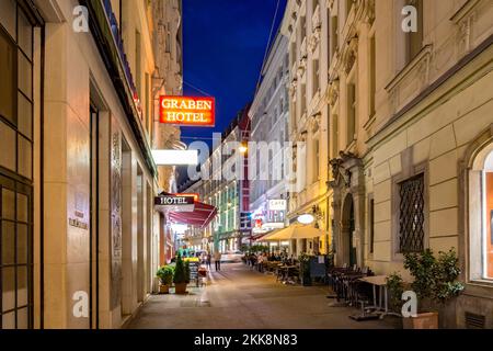 WIEN, ÖSTERREICH - APR 26, 2015: Menschen besuchen den Graben in Wien. Die Grabenstraße gehört zu den bekanntesten Straßen in Wien, der Hauptstadt Eines Stockfoto