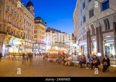 Wien, Österreich - 26. April 2015: Menschen besuchen den Graben in Wien bei Nacht. Die Grabenstraße gehört zu den bekanntesten Straßen in Wien, das ist die Hauptstadt Stockfoto