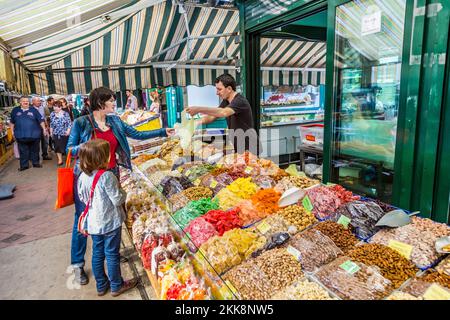 Wien, Österreich - 28. April 2015: Die Menschen genießen den Naschmarkt in Wien. Seit dem 16th. Jahrhundert sind Menschen in Österreich zum Naschmarkt gekommen Stockfoto