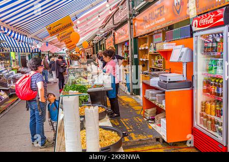 Wien, Österreich - 28. April 2015: Die Menschen genießen den Naschmarkt in Wien. Seit dem 16th. Jahrhundert sind Menschen in Österreich zum Naschmarkt gekommen Stockfoto