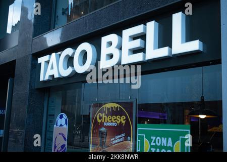 Das Logo des Fast-Food-Unternehmens Taco Bell ist oben auf einem Restauranteingang in Spanien zu sehen. Stockfoto