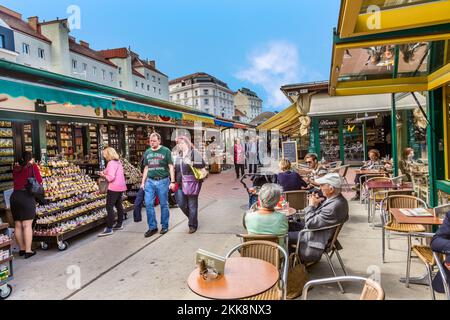 Wien, Österreich - 28. April 2015: Die Menschen genießen den Naschmarkt in Wien. Seit dem 16th. Jahrhundert sind Menschen in Österreich zum Naschmarkt gekommen Stockfoto