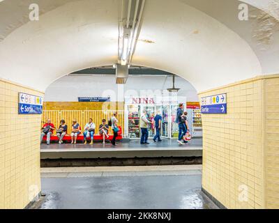 Paris, Frankreich - 12. Juni 2015: U-Bahn-Station Paris, Charles de Gaulle, Place etoile. Paris Metro ist eines der größten U-Bahnsysteme in der Stockfoto