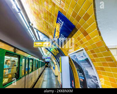 Paris, Frankreich - 12. Juni 2015: U-Bahn-Station Paris, Charles de Gaulle, Place etoile. Paris Metro ist eines der größten U-Bahnsysteme in der Stockfoto