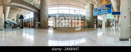 Paris, Frankreich - 11. Juni 2015: Touristen kommen und fahren am Flughafen Charles de Gaulle in Paris ab. Stockfoto