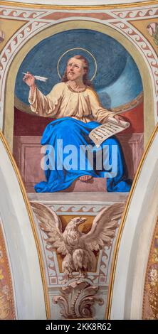 IVREA, ITALIEN - 15. JULI 2022: Das Fresko von St. Johannes der Evangelist in der Kuppel der Kirche Chiesa di San Salvatore von Giovanni Silvestro (1914). Stockfoto