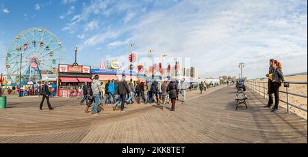 Coney Island, USA - 25. Oktober 2015: Besucher besuchen die berühmte alte Promenade von Coney Island, der Vergnügungsstrandzone von New York. Stockfoto