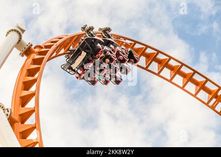 Coney Island, USA - 25. Oktober 2015: Die Menschen genießen es, auf Coney Island, der Vergnügungsstrandzone von New York, die Achterbahn zu fahren. Stockfoto