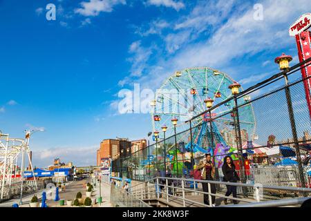 Coney Island, USA - 25. Oktober 2015: Besucher besuchen die berühmte alte Promenade von Coney Island, der Vergnügungsstrandzone von New York. Stockfoto