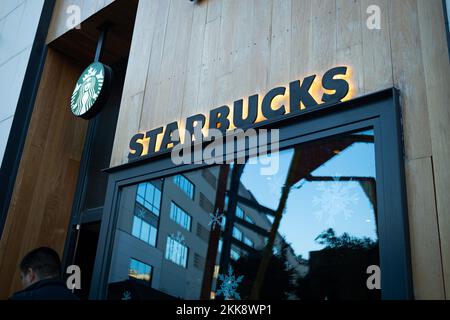 Barcelona, Spanien. 19.. November 2022. Das Logo der Café-Kette Starbucks ist auf einem Schild oben am Eingang eines Ladens zu sehen. (Foto: Davide Bonaldo/SOPA Images/Sipa USA) Guthaben: SIPA USA/Alamy Live News Stockfoto