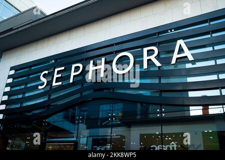 Barcelona, Spanien. 19.. November 2022. Das Logo des Kosmetikunternehmens Sephora ist auf einem Schild oben auf dem Eingang eines Ladens zu sehen. (Foto: Davide Bonaldo/SOPA Images/Sipa USA) Guthaben: SIPA USA/Alamy Live News Stockfoto