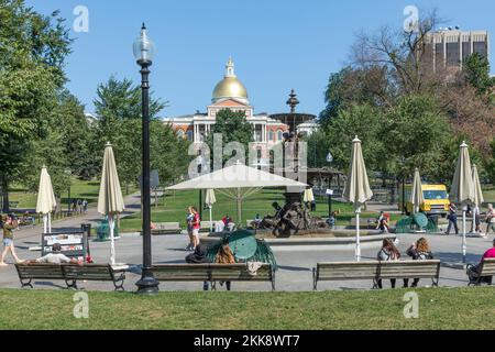 Boston, USA - 12. September 2017: Die Menschen entspannen sich gerne im Common Park mit Blick auf das State Capitol in Boston, USA. Stockfoto