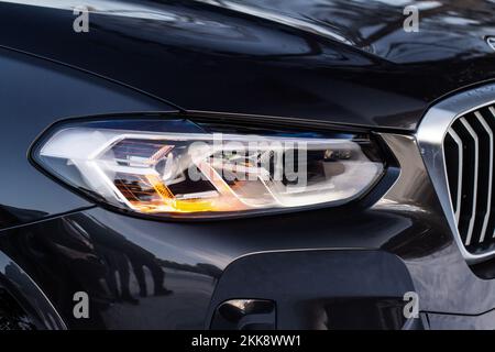 Scheinwerferlampe von Neuwagen. Nahaufnahme Detail auf einem der LED-Scheinwerfer modernen gelben Auto. Nahaufnahme von außen. Nahaufscheinwerfern des Autos. Stockfoto