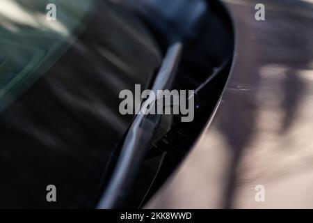 Nahaufnahme des Scheibenwischers. Moderner Scheibenwischer für Autos. Stockfoto