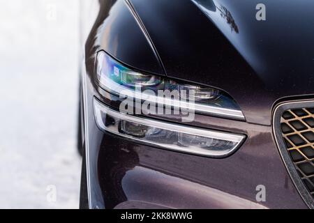 Scheinwerferlampe von Neuwagen. Nahaufnahme Detail auf einem der LED-Scheinwerfer modernen gelben Auto. Nahaufnahme von außen. Nahaufscheinwerfern des Autos. Stockfoto