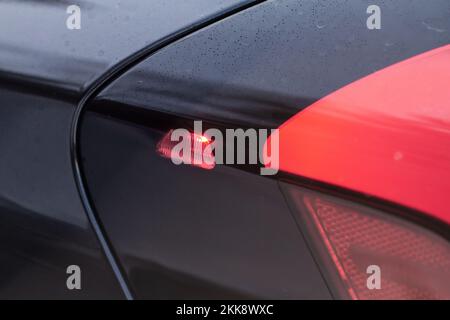 Modernes Rücklicht eines Autos. Bremslicht und Pfeil eines großen suv. Rücklicht der Nahaufnahme des Fahrzeugs. Rücklicht. Stockfoto