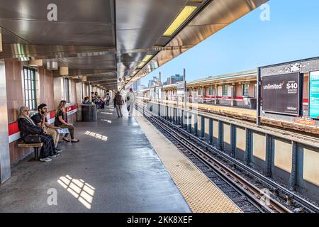 Boston, USA - 13. September 2017: In Boston, USA, warten Menschen auf den Untergrund. Die Metro Massachusetts Bay Transportation Authority (MBTA) ist in Betrieb Stockfoto