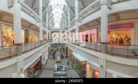 Providence, USA - 22. September 2017: Die Menschen gehen gerne in einem offenen Einkaufszentrum in Providence, USA, einkaufen. Stockfoto