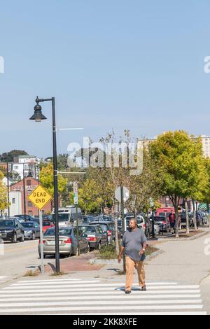 Portland, USA - 15. September 2017: Die Menschen laufen entlang der Hancock Road in Portland mit der Skyline im Hintergrund. Stockfoto