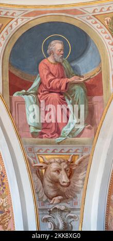 IVREA, ITALIEN - 15. JULI 2022: Das Fresko von St. Luke der Evangelist in der Kuppel der Kirche Chiesa di San Salvatore von Giovanni Silvestro (1914). Stockfoto