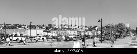 Portland, USA - 15. September 2017: Die Menschen laufen entlang der Hancock Road in Portland mit der Skyline im Hintergrund. Stockfoto