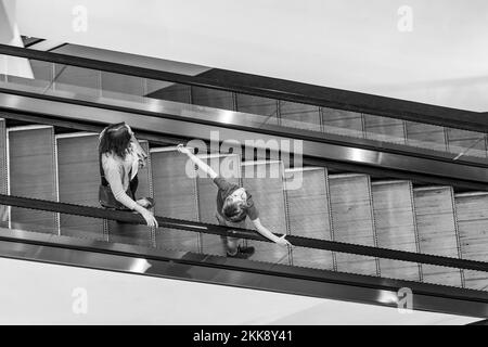 Providence, USA - 22. September 2017: Menschen an einer Rolltreppe im Einkaufszentrum Providence Place in Providence, USA. Stockfoto