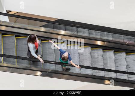 Providence, USA - 22. September 2017: Menschen an einer Rolltreppe im Einkaufszentrum Providence Place in Providence, USA. Stockfoto