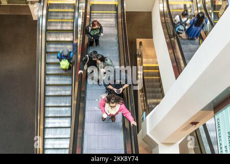 Providence, USA - 22. September 2017: Menschen an einer Rolltreppe im Einkaufszentrum Providence Place in Providence, USA. Stockfoto