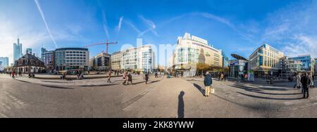 Frankfurt, Deutschland - 21. November 2020: Skyline von Frankfurt am Zeil, dem Einkaufsviertel der Innenstadt. Stockfoto