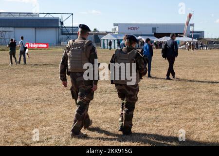 Morlaix, Frankreich - September 18 2022: Zwei Soldaten des Landivisiau-Marinestützpunkts patrouillieren während der Breizh-Flugschau. Stockfoto