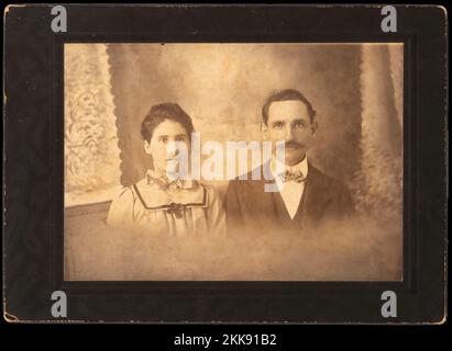 Ein lange verstorbener Verwandter des Fotografen mit seiner jungen Frau, der ein Porträt in den späten 1800er aufnimmt. Stockfoto