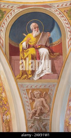 IVREA, ITALIEN - 15. JULI 2022: Das Fresko von St. Matthew der Evangelist in der Kuppel der Kirche Chiesa di San Salvatore von Giovanni Silvestro (1914). Stockfoto