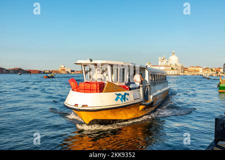 Venedig, Italien - 5. Juli 2021: Die Fähre auf dem Weg nach Venedig mit Blick auf den Markusplatz. Stockfoto