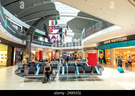 Rom, Italien - 31. Juli 2021: Die Leute eilen vor die Tore des internationalen römischen Flughafens Fiumicino und machen Duty-Free-Shopping. Stockfoto