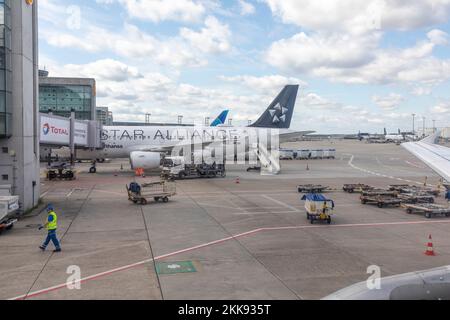 Frankfurt, Deutschland - 31. Juli 2021: lufthansa Airbus am Terminal 1 in Frankfurt bereitet sich mit dem Tanklader auf den Flug vor. Stockfoto