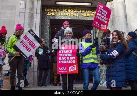 London, Großbritannien. 24.. November 2022 Staffelei der University and College Union (UCU) an der London School of Hygiene and Tropical Medicine (University of London). Die Hochschulmitarbeiter in ganz Großbritannien haben ihren bisher größten Streik über Gehälter, Renten und Arbeitsbedingungen begonnen. Stockfoto