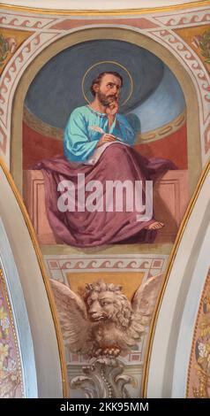 IVREA, ITALIEN - 15. JULI 2022: Das Fresko von St. Markieren Sie den Evangelisten in der Kuppel der Kirche Chiesa di San Salvatore von Giovanni Silvestro (1914). Stockfoto