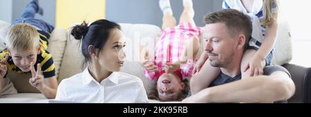 Familie verbringen Zeit miteinander, Vater Mutter und Kinder plaudern, Zeit am Wochenende Stockfoto