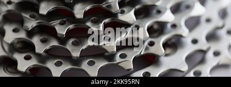 Rollenkette für Fahrräder, Teil des Fahrzeugs, das die Leistung von den Pedalen auf den Antrieb überträgt Stockfoto