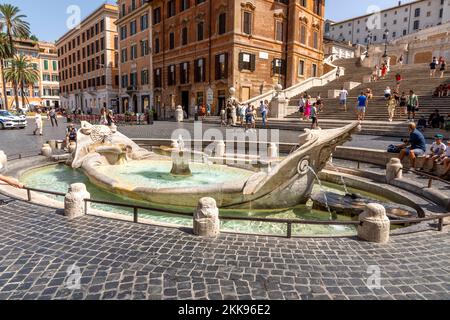 Rom, Italien - 4. August 2021: Fontana della Barcaccia auf der Piazza Spagna. Dieser Brunnen ist in der Mitte des Platzes, stellt ein zerstörtes Schiff, gemacht Stockfoto