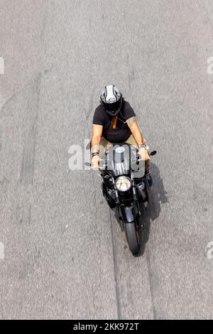 Rom, Italien - 4. August 2021: Menschen auf dem Motorrad in Rom in der Luftansicht. Viele Menschen in Rom nutzen Motorräder, um Staus zu vermeiden. Stockfoto