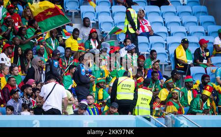 Doha, Katar. 24.. November 2022. Die Polizei mahnt weibliche Fans dafür, dass sie zu aufdringlich gekleidet sind Fan Schweiz - Kamerun Weltmeisterschaft 2022 in Katar 24.11.2 Stockfoto